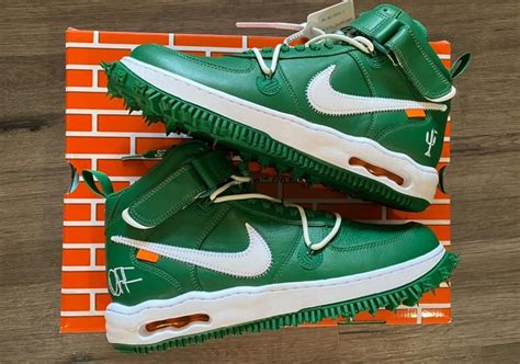 Weisse, grüne Nike Air Force 1 